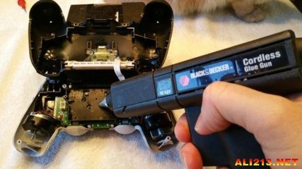 還怕手柄沒電？國外玩家分享PS4手柄電池更換與電子配件維護指南